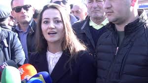 I bllokuan rrugën Ramës, shoqërohet nënkryetarja e Bashkisë Lezhë e 10 qytetarë