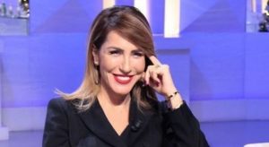 Majlinda Bregu kthehet në Tiranë, shikoni ku fotografohet