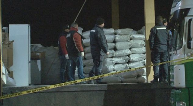 1 ton kanabis në Kapshticë, do shkëmbehej me drogë të fortë në Turqi, në pranga 2 persona