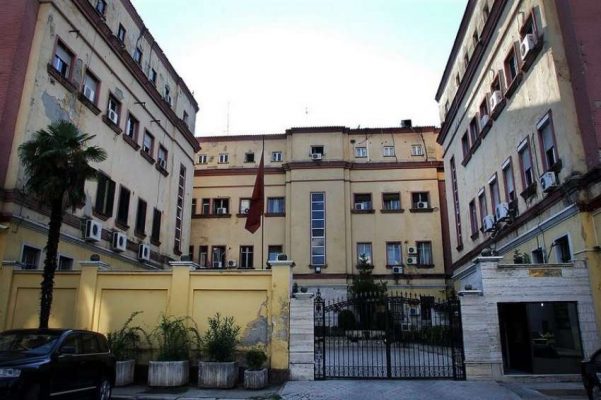 Skandali i radhës/ Vidhen armë në magazinën e Ministrisë së Brendshme