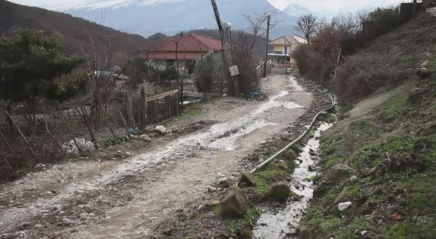 “Po e pimë të ndotur”, 1500 banorë “thahen” për ujë