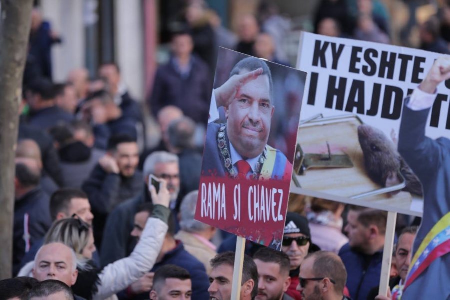 Shqiptarët kundër Ramës, protestë masive para Parlamentit