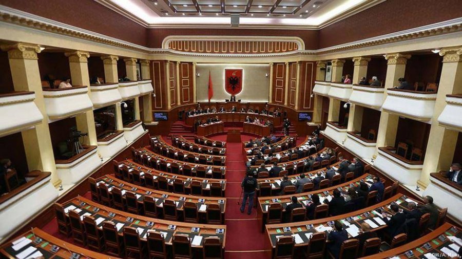 `Deputetë të fortë dhe me diploma të blera`, ky është sot parlamenti i Shqipërisë!