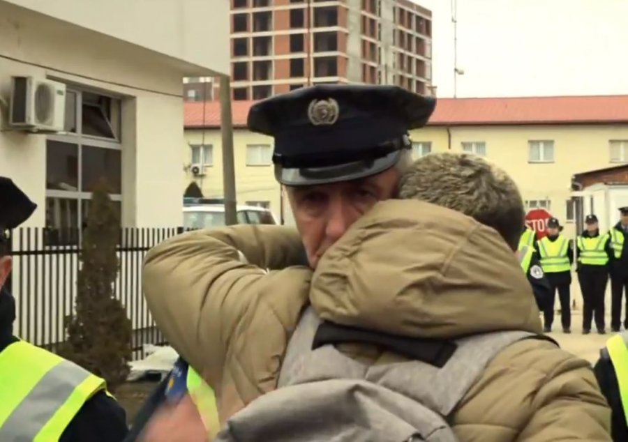 FOTO/ Vajza e abuzuar, përlotet polici në protestë