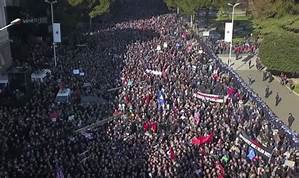VIDEO/ Shqiptarët i përgjigjen opozitës për protestën te parlamenti