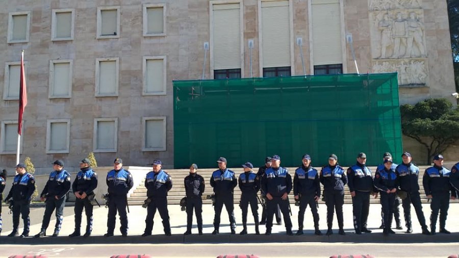 E pazakontë! Protestuesit u shkojnë policëve me lule