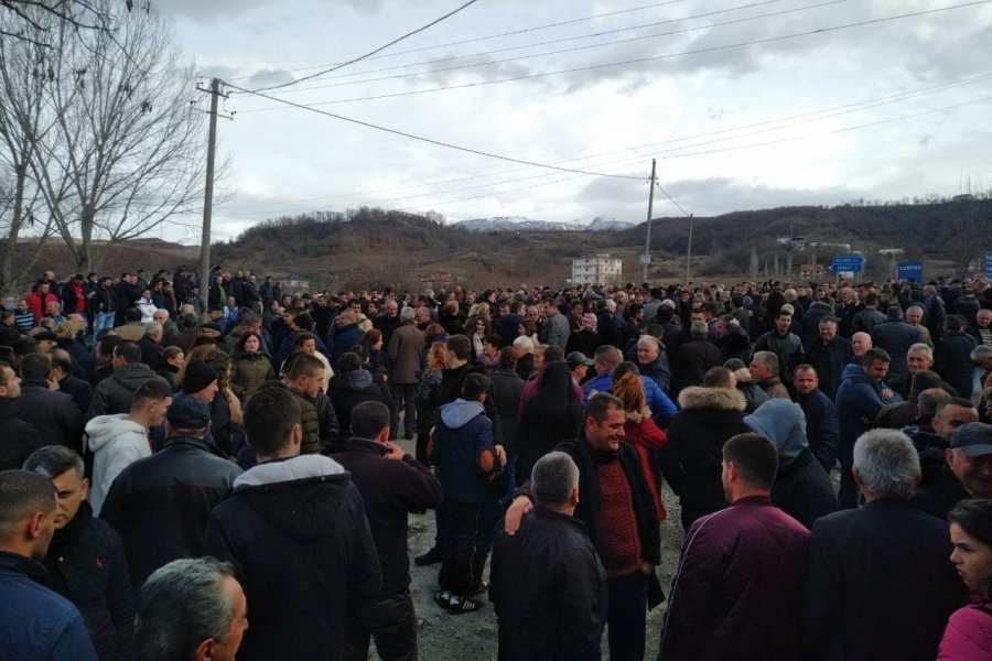 VIDEO/ Protesta e qytetarëve të Burrelit, bllokojnë rrugën: Qeveria po na varfëron përditë