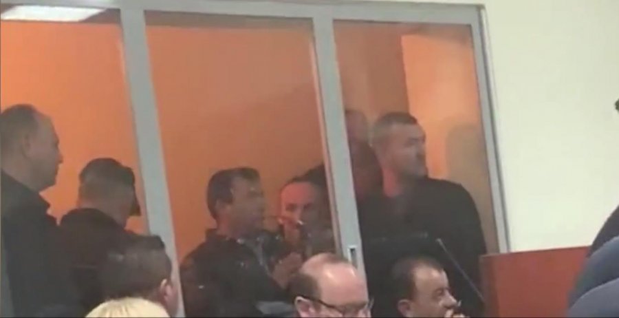 VIDEO/ Gallata në gjykatë: Policia arreston edhe njerëz që nuk kanë qenë në protestë