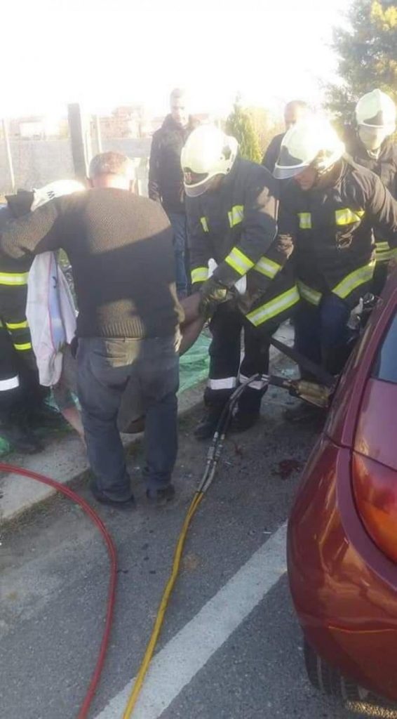 FOTO/ Aksidenti tragjik në Durrës, momenti kur zjarrfikësit nxjerrin trupat nga makina
