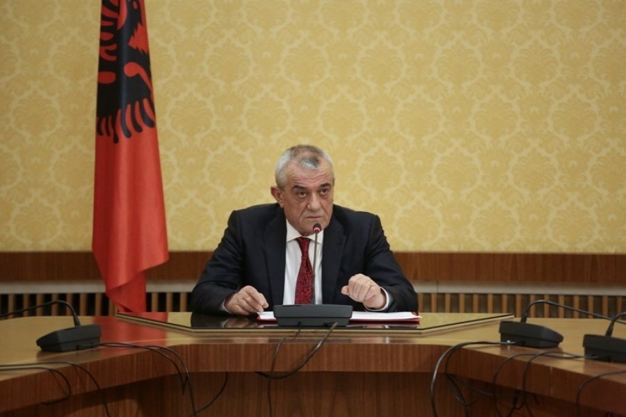 Fjalimi identik/ Vrasësi i Shkodrës lexon fjalimin e Ramiz Alisë