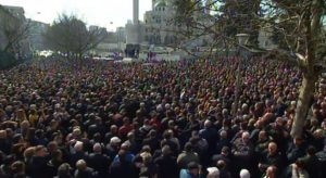 LIVE PROESRTA/Deputetët e opozitës flasin si protestues të thjeshtë: Do të rrëzojmë diktaturën mavijë!
