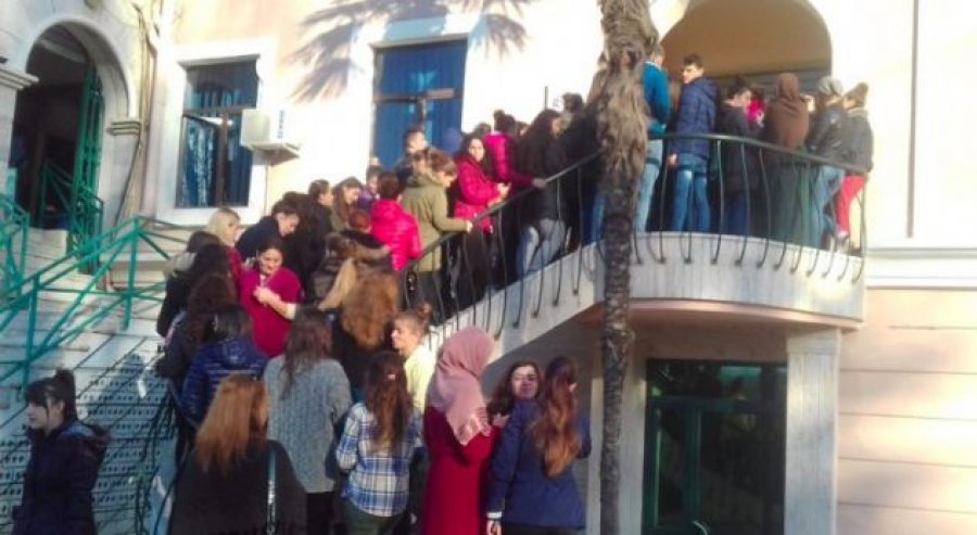 Studentët në ‘luftë’ për të rrëmbyer një abone
