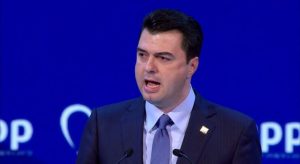 Basha ashpërson tonet : “Zgjidhje politike ose shqiptaret të nxjerrin nga zyra”