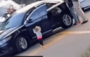 VIDEO/ Mos e humbisni, i arrestojnë prindërit, vajza 2-vjeçe bën gjestin e papritur para policisë….