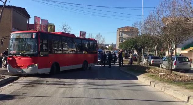 “Nervozohen” protestuesit, autobusi pëson defekt, bllokohet hyrja e Tiranës