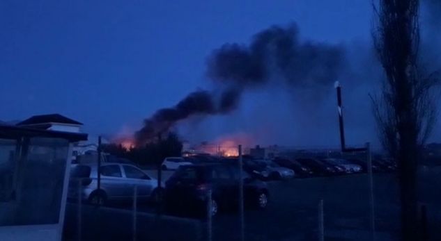 Përfshihet nga flakët zona pranë aeroportit të Rinasit