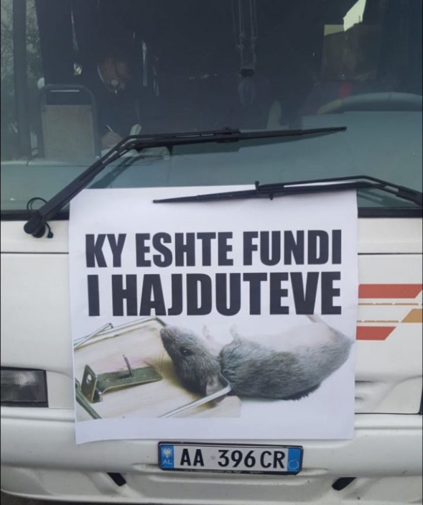 FOTO/ Parullat më pikante, çfarë shkruajnë vlonjatët, durrsakët, shkodranët dhe…