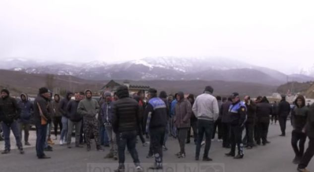 4 vite pa ujë të pijshëm, banorët e Bulqizës bllokojnë rrugën