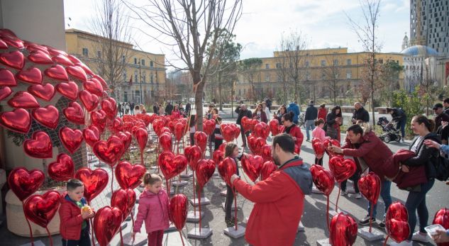 Shikoni ç’po ndodh në Tiranë për Shën Valentin