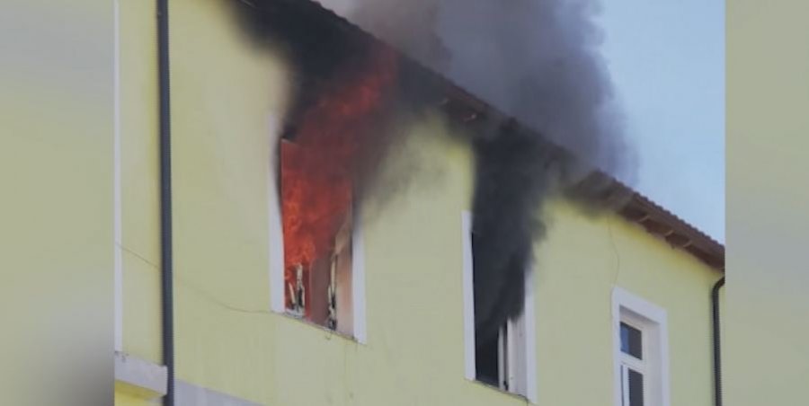 E rëndë, një banesë përfshihet nga zjarri