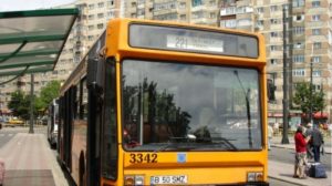 ERA E KEQE NËPËR AUTOBUSA, VENDOSET LIGJI I RI, GJOBË PËR ATA QË VESHIN RROBA TË PISTA