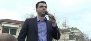 FOTOLAJM/4 deputetët tradhtarë betohen nën duartrokitjet e PS 4 deputetët tradhtarë betohen nën duartrokitjet e PS