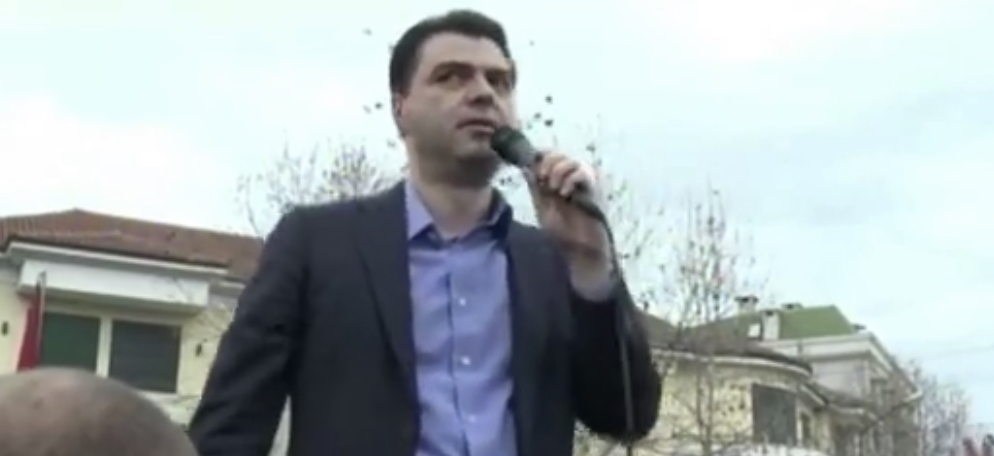 FOTOLAJM/4 deputetët tradhtarë betohen nën duartrokitjet e PS 4 deputetët tradhtarë betohen nën duartrokitjet e PS