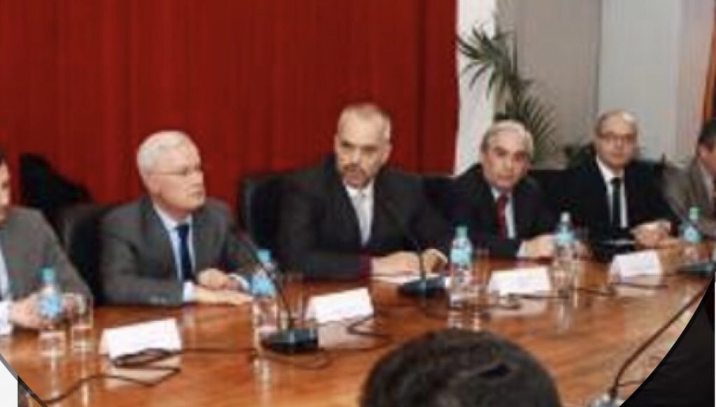 Rama ndjen se po i lëkundet fortë karrigia, u kërkon ndihmë   sërish  partive pa perjashtim