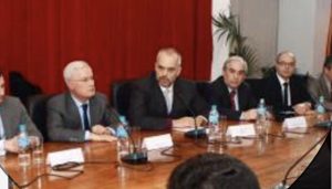 Rama ndjen se po i lëkundet fortë karrigia, u kërkon ndihmë   sërish  partive pa perjashtim