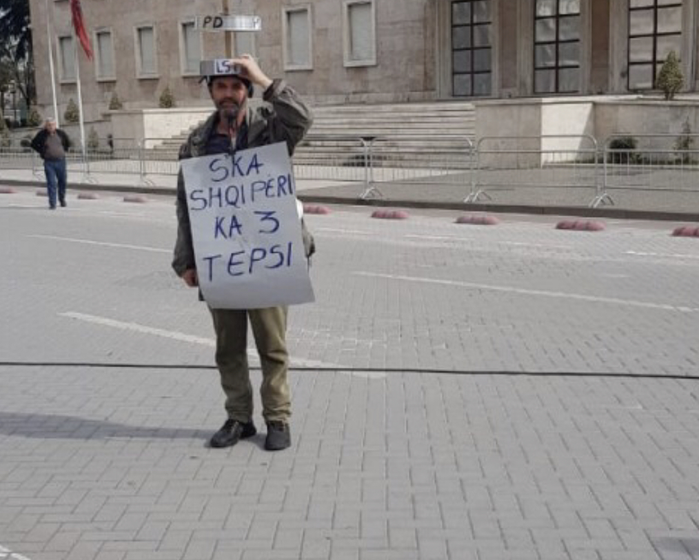 FOTO/ ‘S’ka Shqipëri, ka 3 tepsi’, protestuesi me parullën e veçantë