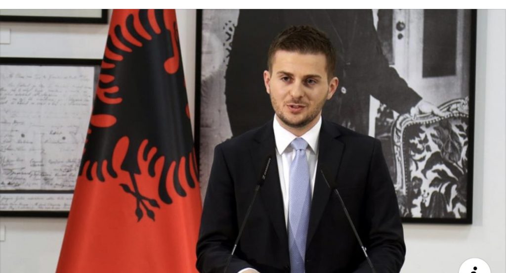 Cakaj furtunë shkarkimesh mbi diplomatët