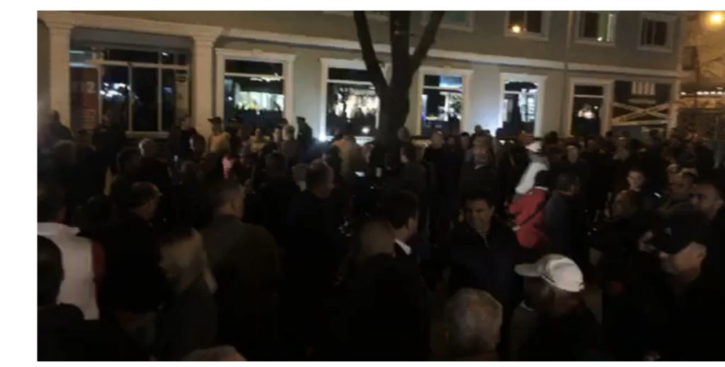 Ndalimet e banorëve të ‘Unazës’, nis protesta te Drejtoria e Policisë