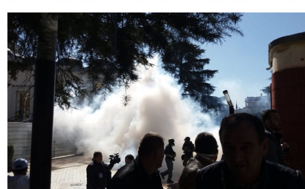 LIVE- Gaz lostjellës para Kuvendit, ujë me presion te Pedonalja. Ç’po ndodh në protestë