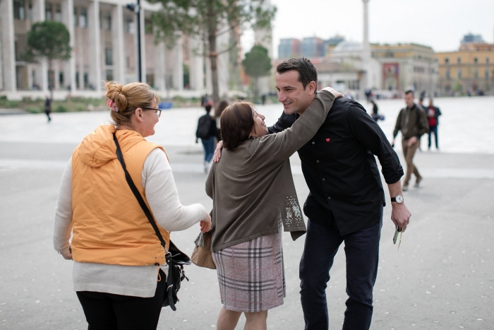 VELIAJ DHURON PËRQAFIME FALAS RRUGËVE TË KRYEQYTETIT: TIRANA SHTËPIA E 130 KOMBËSIVE