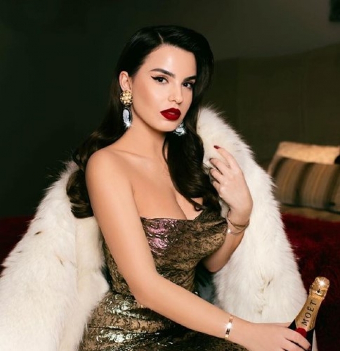 ARMINA MEVLANI ‘PËRVËLUESE’ RRUGËVE TË PARISIT (FOTO)
