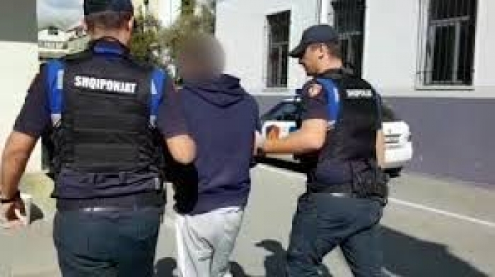 I VODHI 100 MIJE LEKË NJË BURRI NGA ÇANTA, ARRESTOHET 46-VJEÇARI NË KURBIN