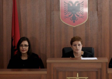 Pensioni shpëton dy gjyqtarë  nga vettigu