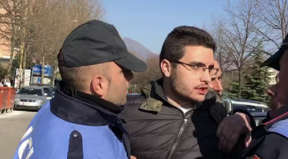 VIDEOLAJM/ Protesta, Policia arreston djalin e ish-deputetit të Fierit. Baçi: Më q* nënën, mbajeni mend çfarë do ju bëj