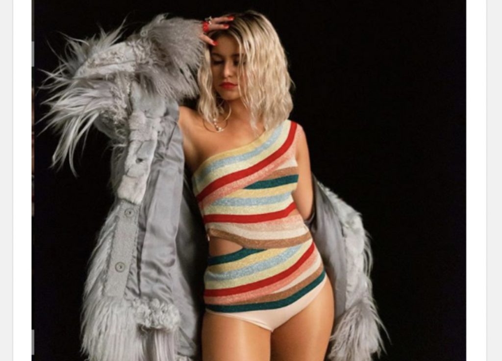 Rita Ora publikon këngën ritmike me dy këngëtaret e njohura (VIDEO)