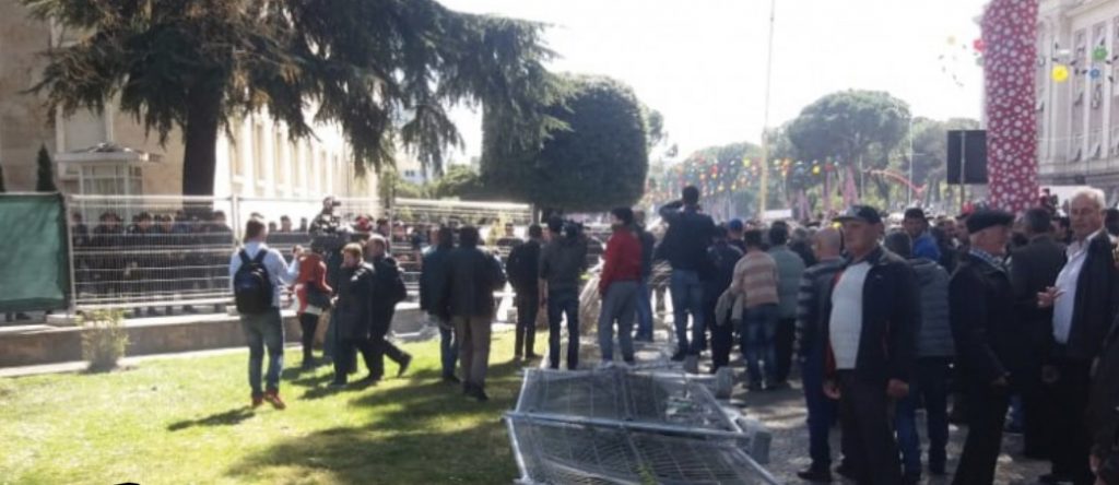 (LIVE)- “Ik sa nuk është vonë”, protestuesit rrethojnë sërish Kryeministrinë