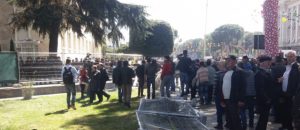 (LIVE)- “Ik sa nuk është vonë”, protestuesit rrethojnë sërish Kryeministrinë