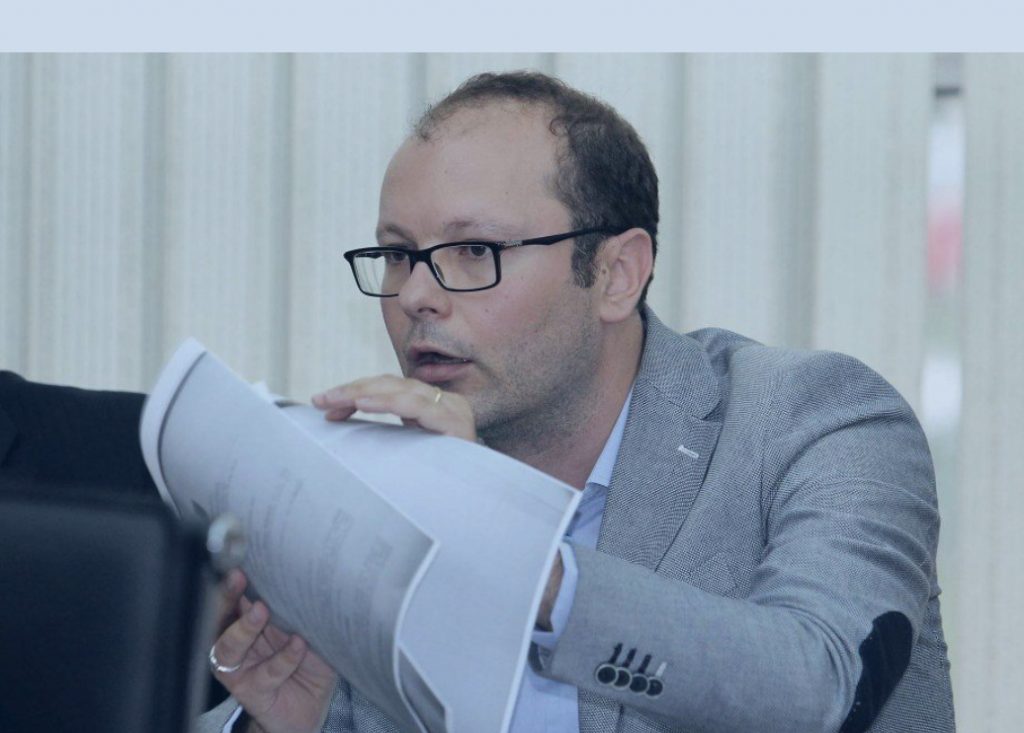 Thirrja e KQZ për marrjen e mandateve, PD dhe LSI dorëzon në KQZ dorëheqjet e…