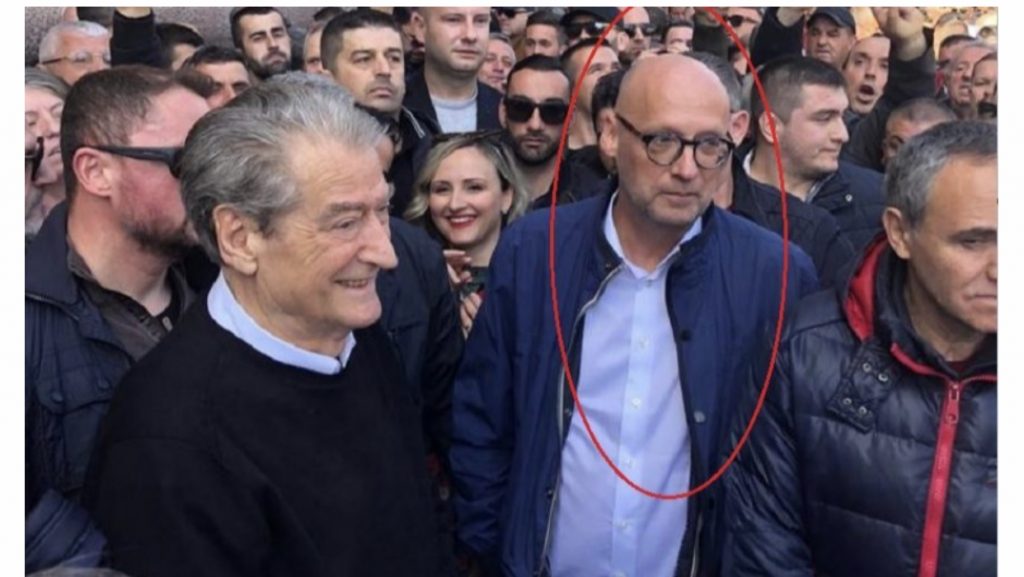 FOTO/ Përfaqësuesi i Merkel i bashkohet protestës së opozitës