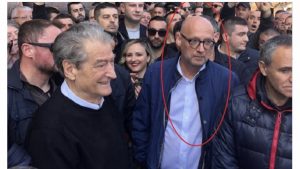 FOTO/ Përfaqësuesi i Merkel i bashkohet protestës së opozitës