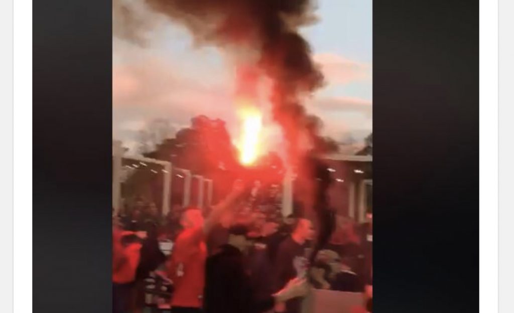 Atmosferë elektrizuese para ndeshjes, shikoni spektaklin e “Tifozave Kuq e Zi” në rrugët e Shkodrës (VIDEO)