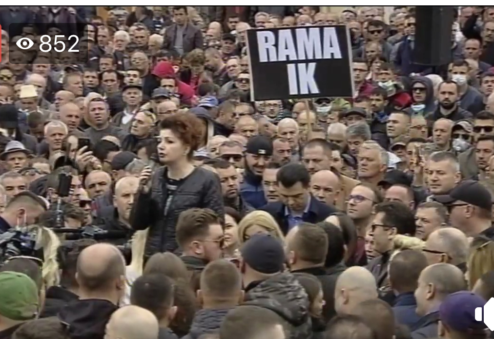 Protesta, mijëra shqiptarë mblidhenpara parlamentit/ LIVE