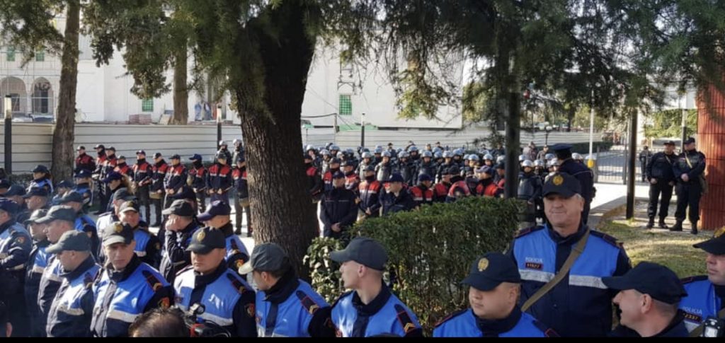Mediat e huaja protestën: Mijëra vetë rrethojnë Parlamentin e Shqipërisë, kërkojnë zgjedhje të reja