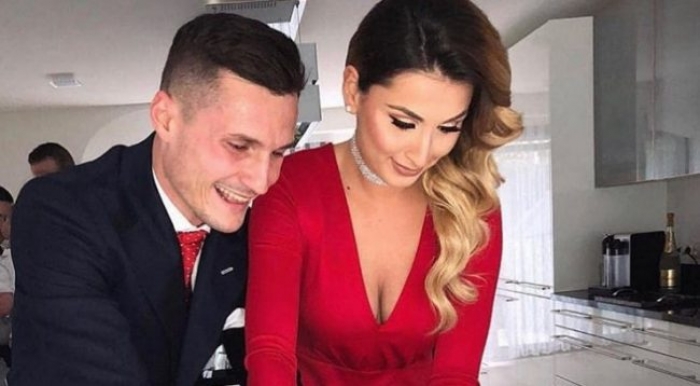 TAULANT XHAKA NË MOMENTE ROMANTIKE, PUBLIKON FOTO DUKE U PUTHUR ME TË FEJUARËN