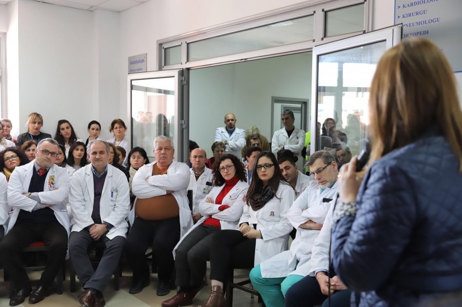 Shtrëngohet laku: Mjekë e infermierë nuk kanë të drejtë dypunësimi