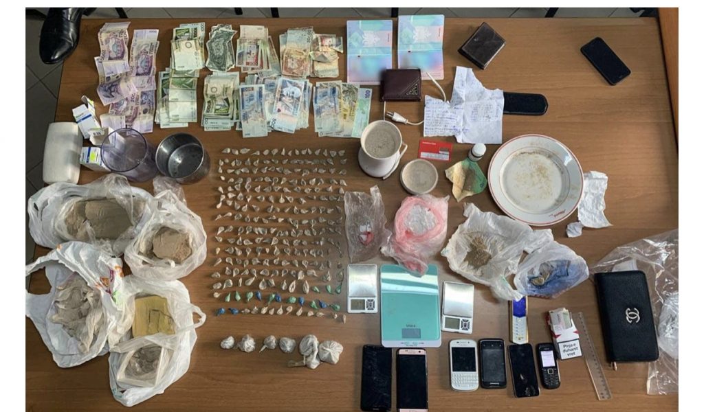 LABORATORI/ ARRESTOHEN 2 TREGTARËT E KOKAINËS NË TIRANË